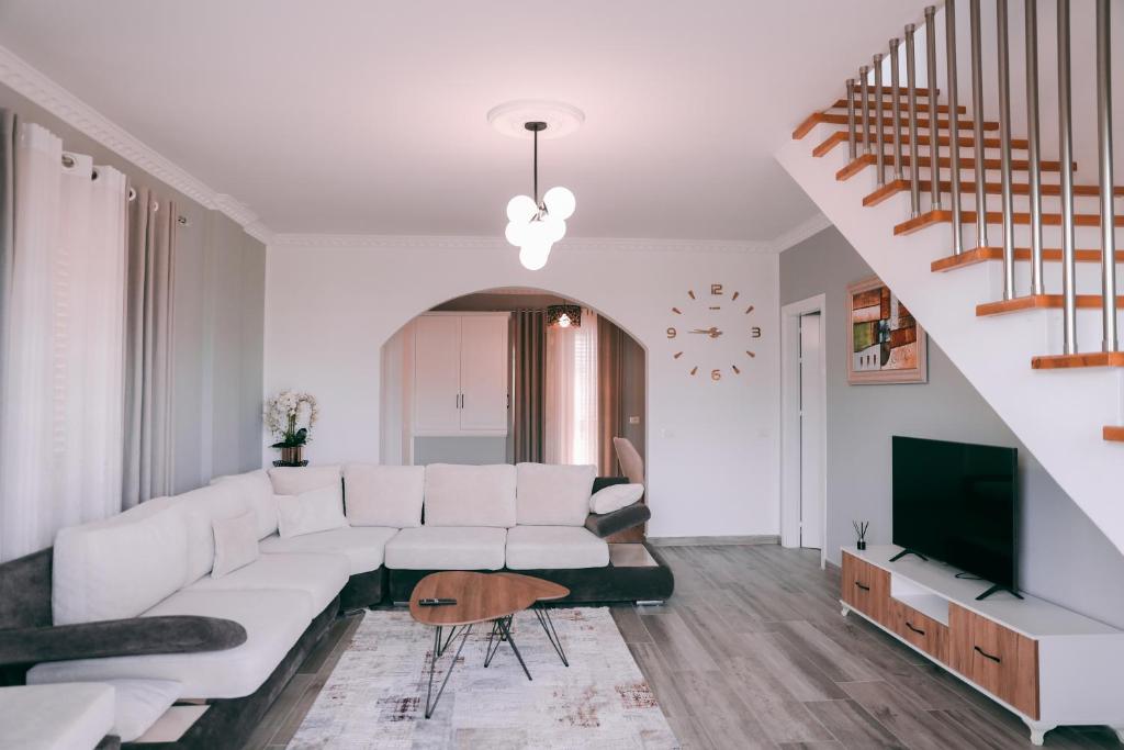 TV a/nebo společenská místnost v ubytování Amla's Villa