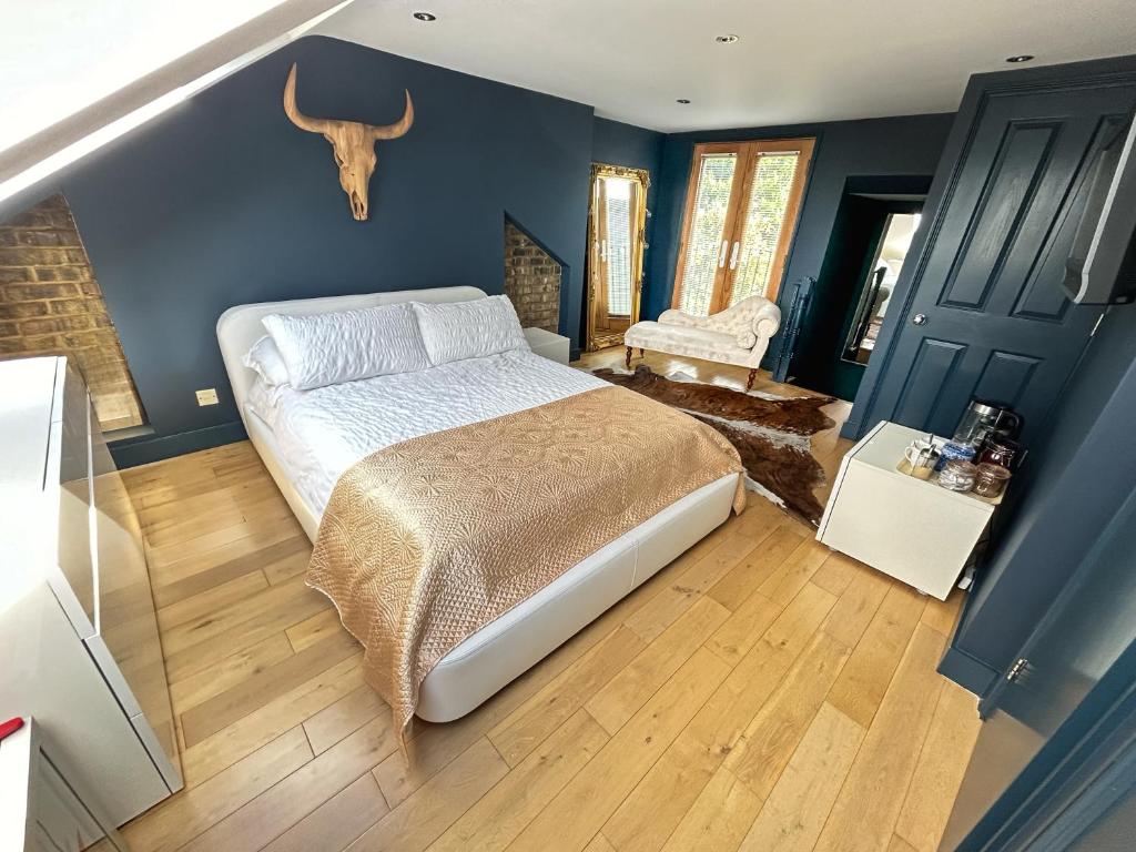 the crown loft ensuite luxury Kingston upon Thames