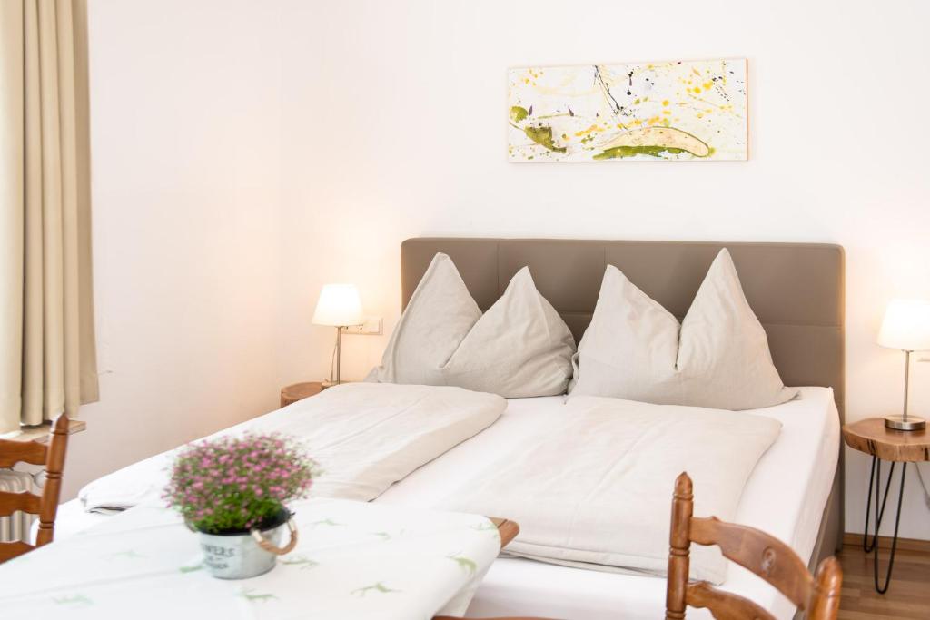 Postel nebo postele na pokoji v ubytování Pesentheinerhof