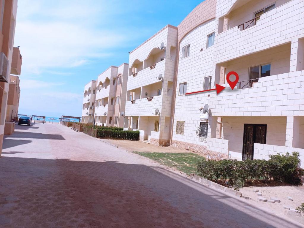 an empty street in front of a building at شاليه قرية بلولاجون راس سدر - 3 غرف و2 حمام in Ras Sedr