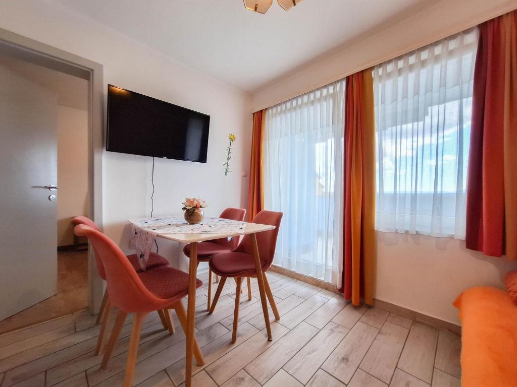 Televízia a/alebo spoločenská miestnosť v ubytovaní Apartments Frutis