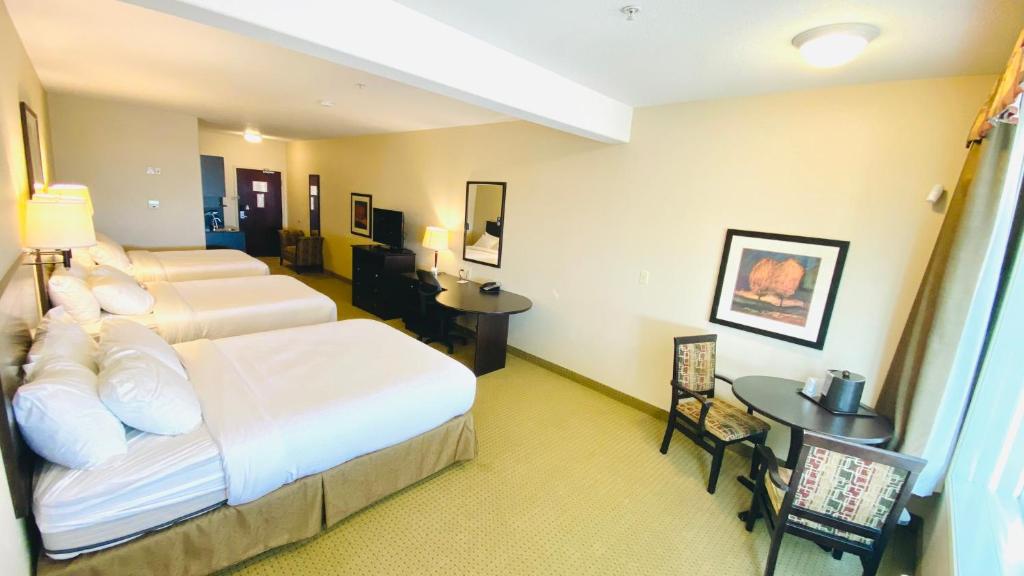 Postel nebo postele na pokoji v ubytování Ramada by Wyndham Westlock