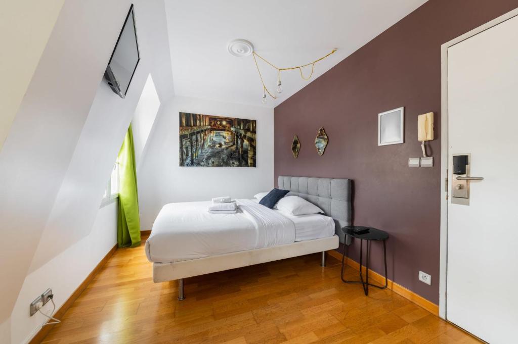 une chambre avec un lit dans une pièce dans l'établissement 505- Charmant studio jardins des plantes -Paris 5 - FLAT-GUEST, à Paris