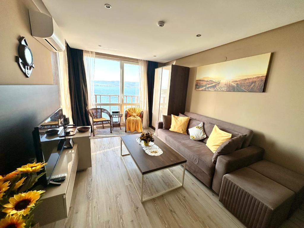 TV a/nebo společenská místnost v ubytování One Bedroom Private Apartment Paradiso B 501