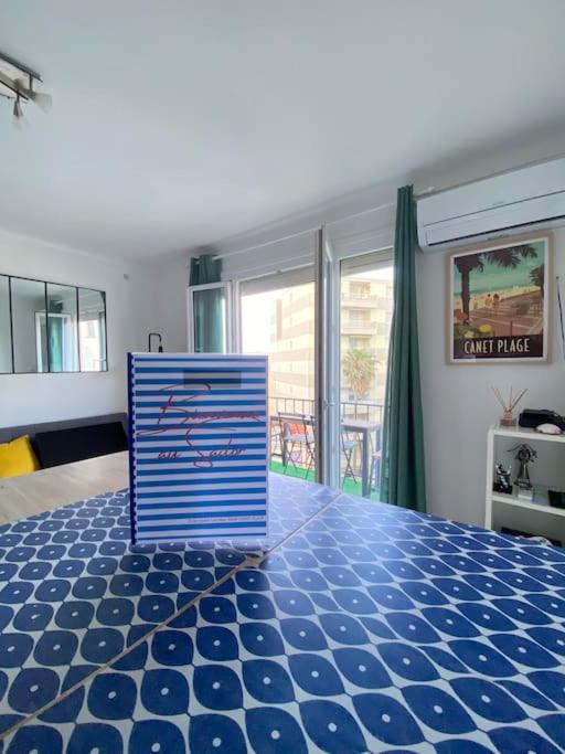 une porte bleue dans une pièce avec un sol bleu dans l'établissement Le Sailor - Appartement à la plage, à Canet