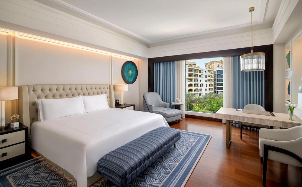 Postel nebo postele na pokoji v ubytování Waldorf Astoria Cairo Heliopolis