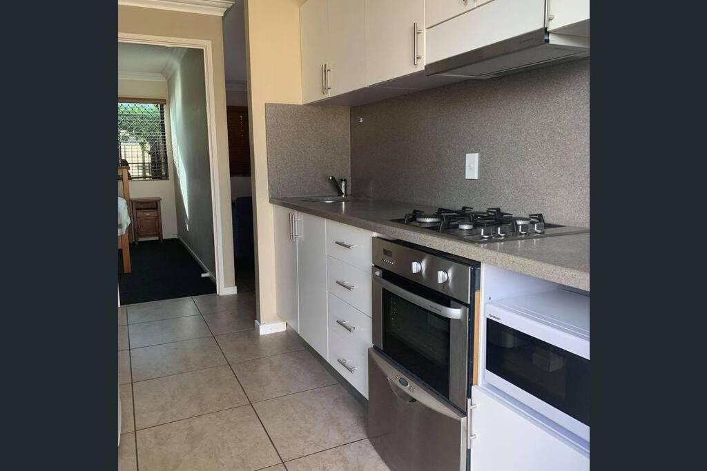 Kuchyň nebo kuchyňský kout v ubytování Fully Furnished Modern Unit in centre of city