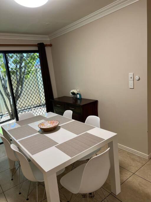 Fotografie z fotogalerie ubytování Fully Furnished Modern Unit in centre of city v destinaci Emerald