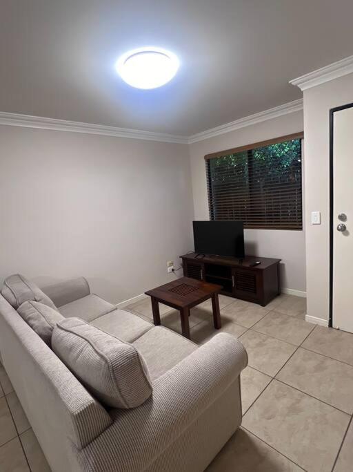 Posezení v ubytování Fully Furnished Modern Unit in centre of city