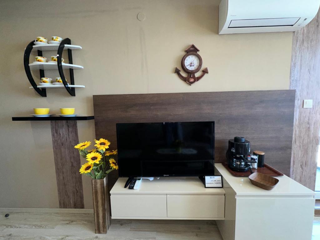 TV a/nebo společenská místnost v ubytování One Bedroom Private Apartment Paradiso B 501