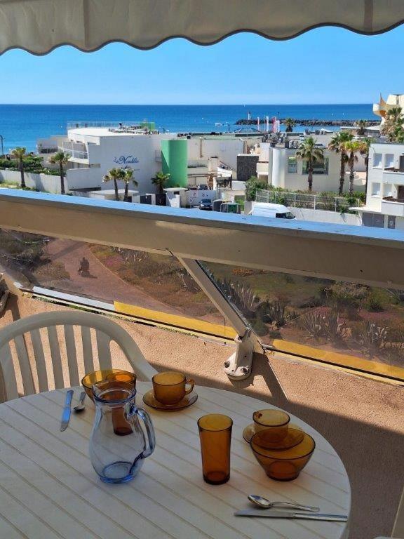 - une table sur un balcon avec vue sur l'océan dans l'établissement Studio Héliopolis L1 -Vue mer - 4 personnes, au Cap d'Agde
