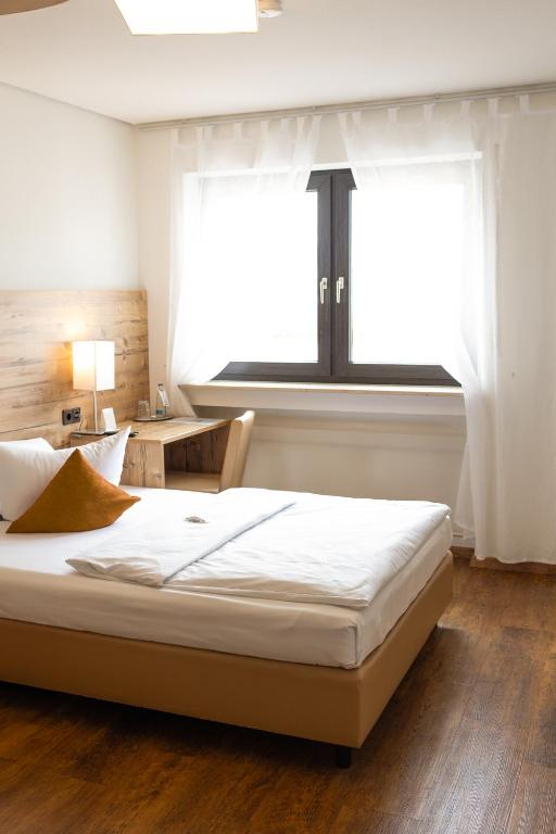 Postel nebo postele na pokoji v ubytování Hotel Kübler