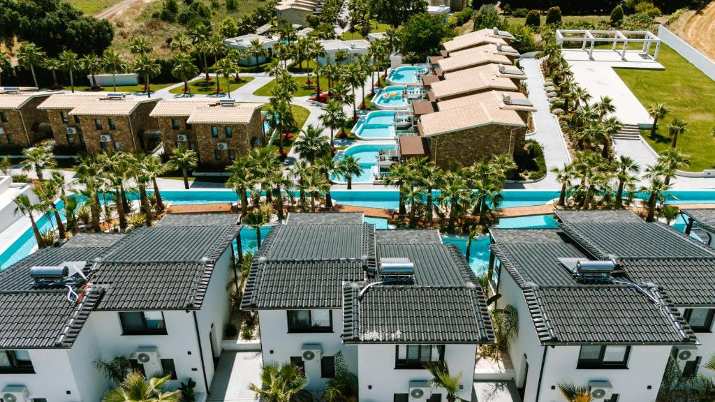 uma vista aérea de um resort com uma piscina e palmeiras em Kallithea Village hotel em Kallithea Halkidikis