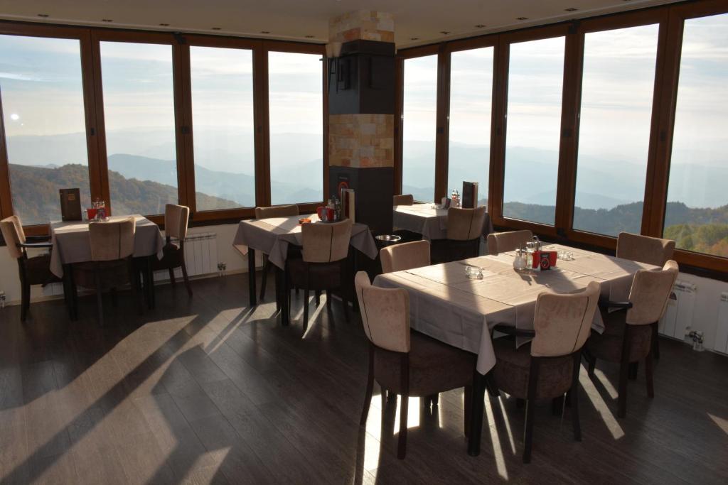Nespecifikovaný výhled na hory nebo výhled na hory při pohledu z hotelu