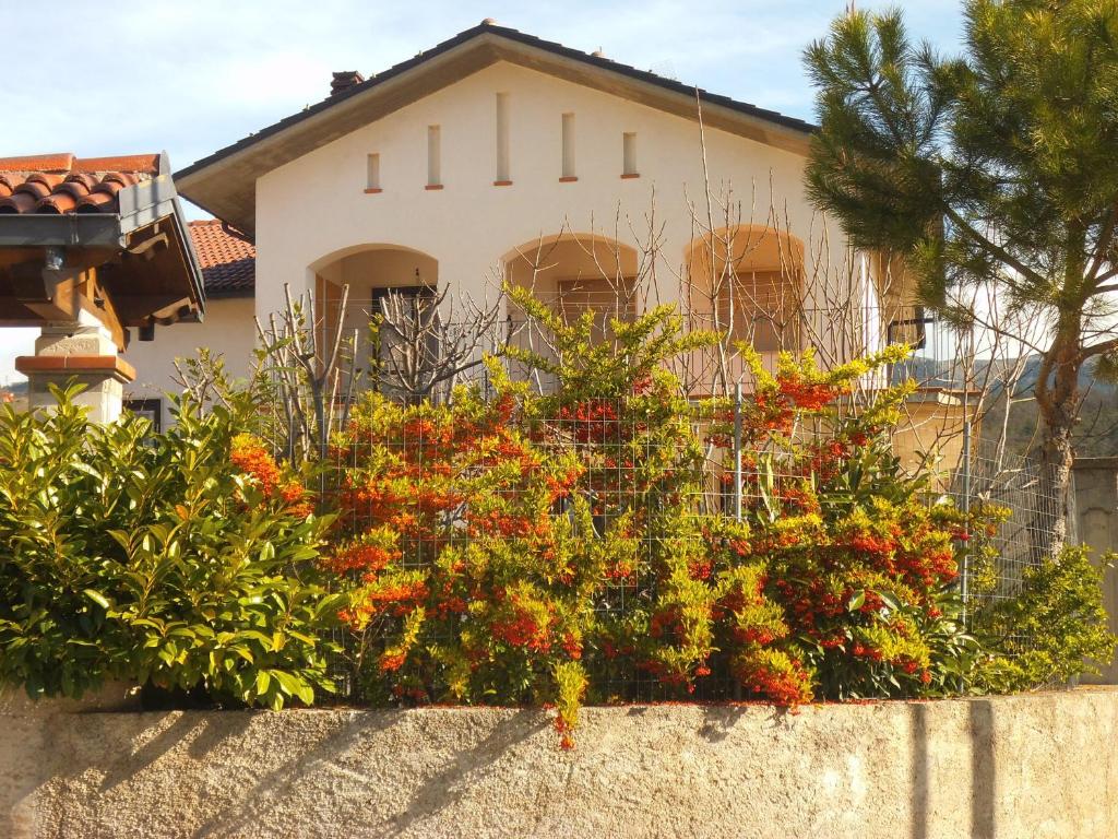 una casa con un mazzo di fiori davanti di Appartamenti Vista Gransasso a L'Aquila