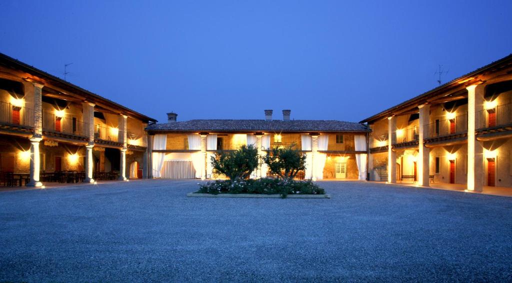 an empty courtyard of a building at night at Agriturismo Cà Del Lupo in Palazzolo sullʼOglio