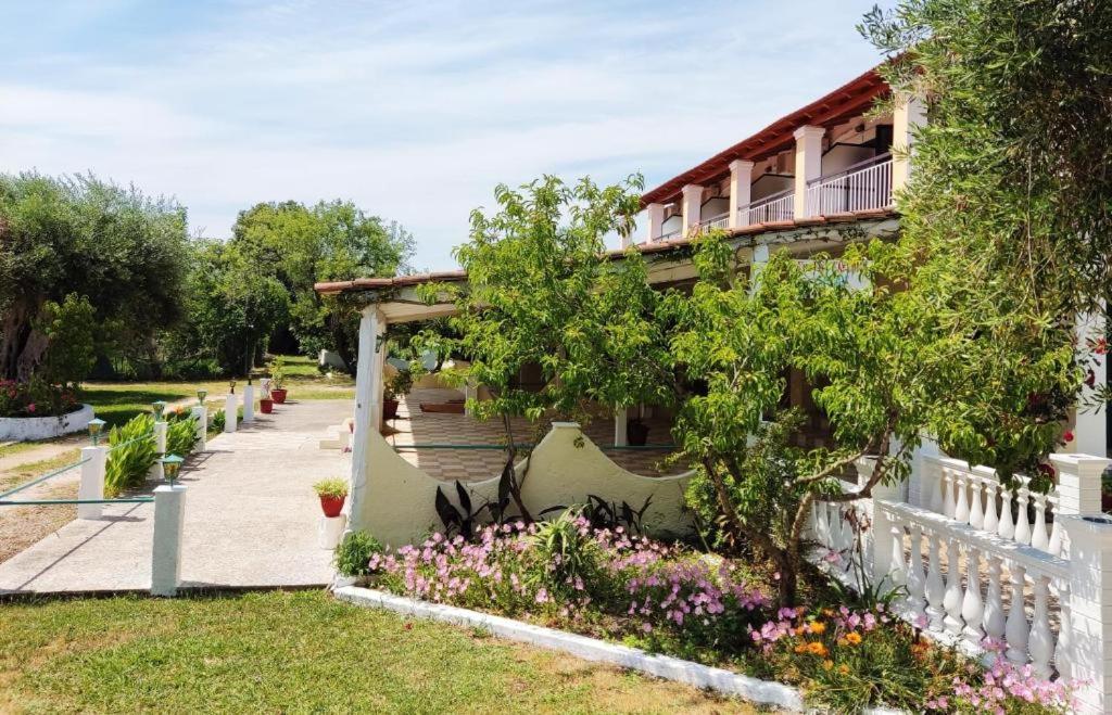 een tuin voor een huis met bloemen bij Firefly Studios Georgios 11 in Corfu