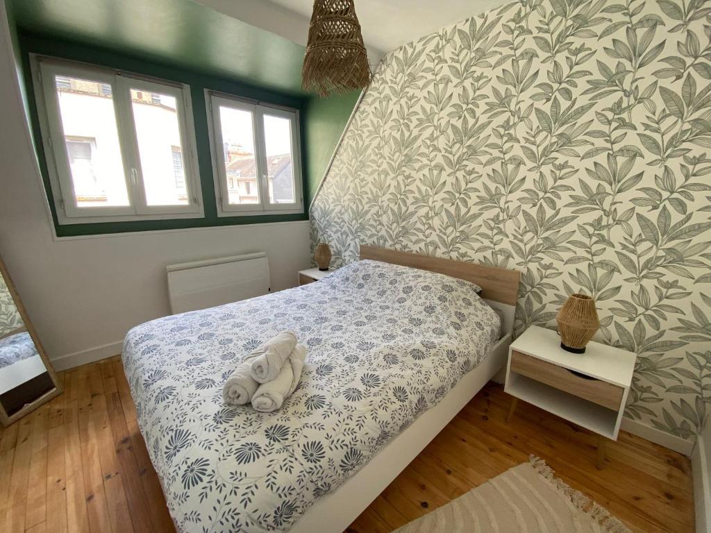 Cette petite chambre comprend un lit avec un animal farci. dans l'établissement L'Écrin de Verdure -334, à Rouen