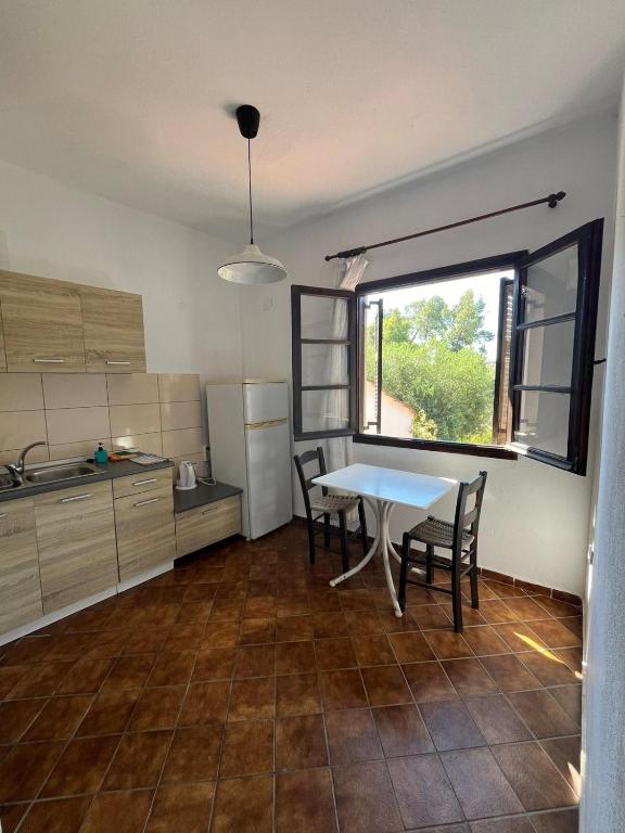 Cuisine ou kitchenette dans l'établissement La Mirage