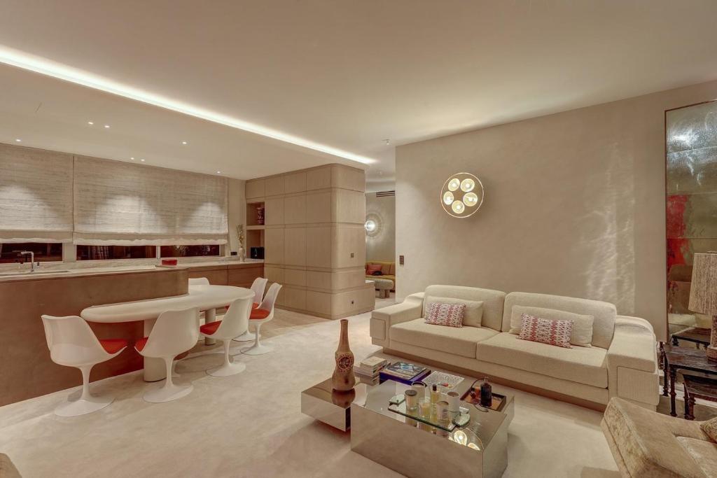un salon avec un canapé et une table dans l'établissement 671 Suite Bon Marché - Superbe Appartement à Paris, à Paris