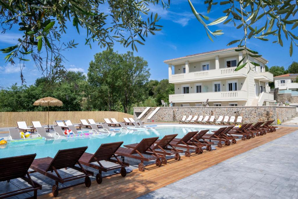 Bazén v ubytování Kopelula Resort nebo v jeho okolí