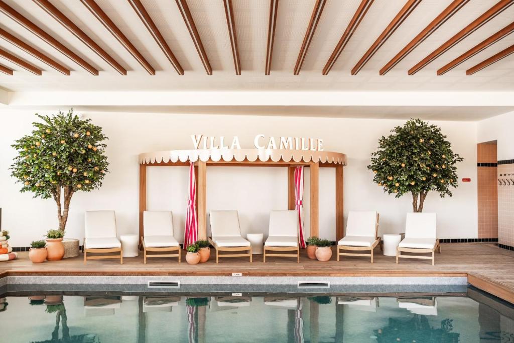 Bazén v ubytování Villa Camille Hotel & Spa nebo v jeho okolí
