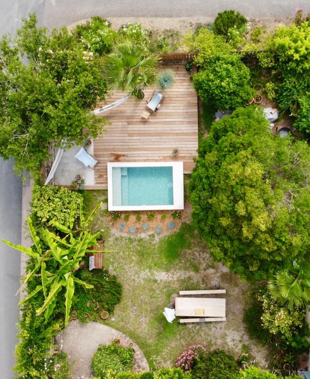 Elle offre une vue sur le jardin et la piscine. dans l'établissement Songes au lit du fleuve, à Cambes
