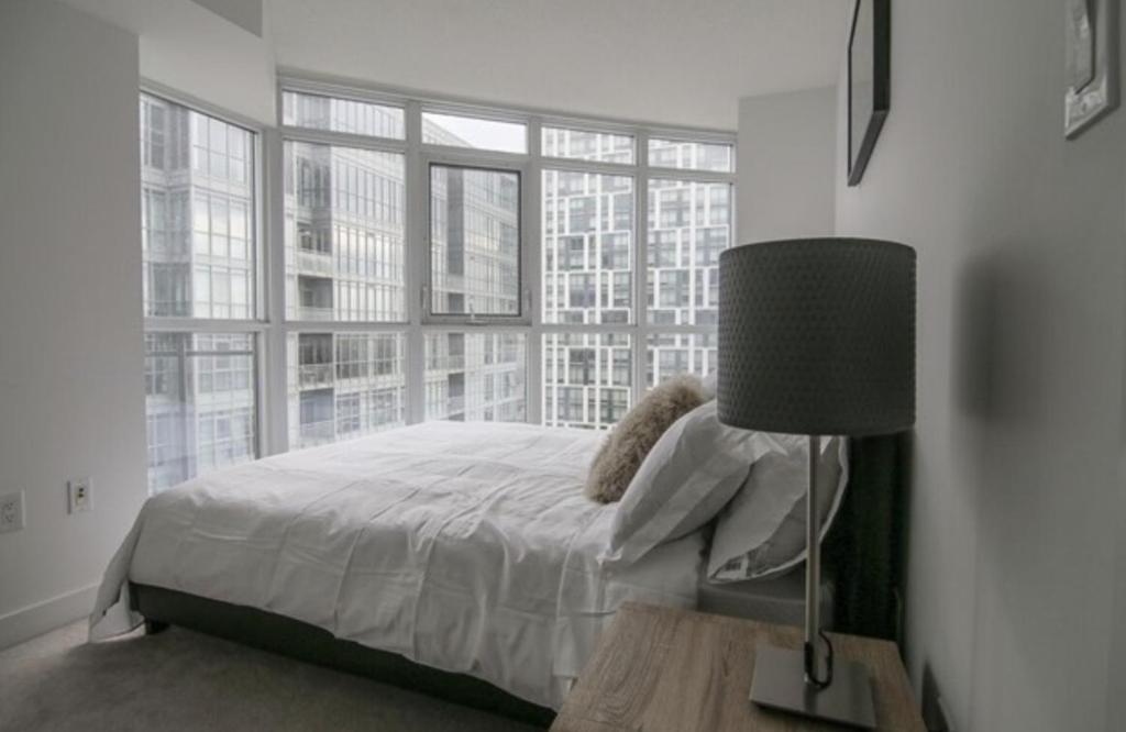 Кровать или кровати в номере Trendy 1bedroom Downtown Toronto Condo