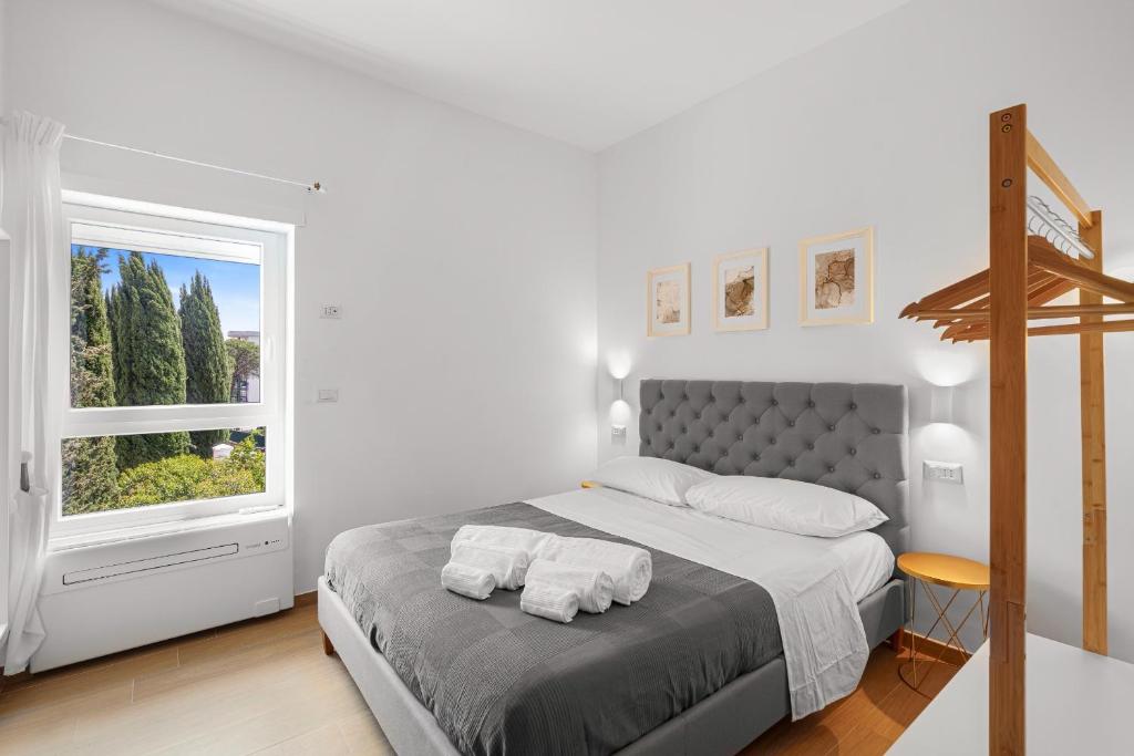 a bedroom with a bed with two towels on it at Aurelia Sunset home in Rome