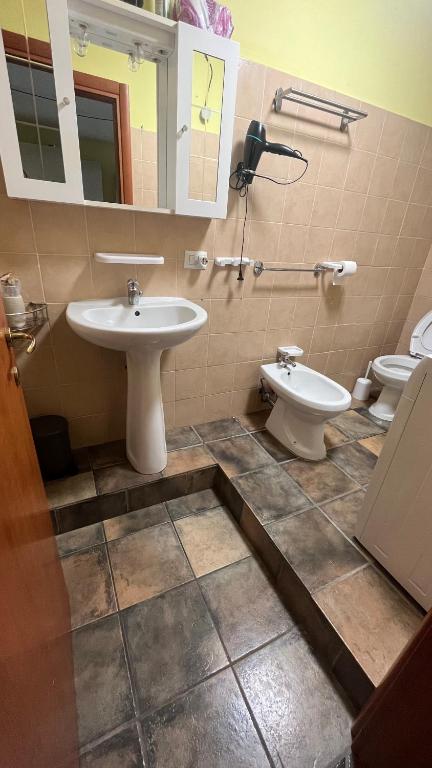 bagno con 2 lavandini e 2 servizi igienici di da sciuri case vacanza barisciano a Barisciano