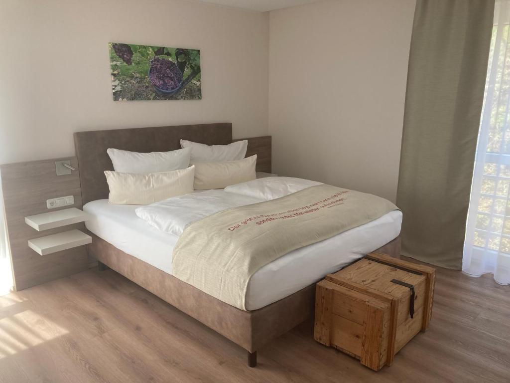 Postel nebo postele na pokoji v ubytování Gästehaus zum Weintraum