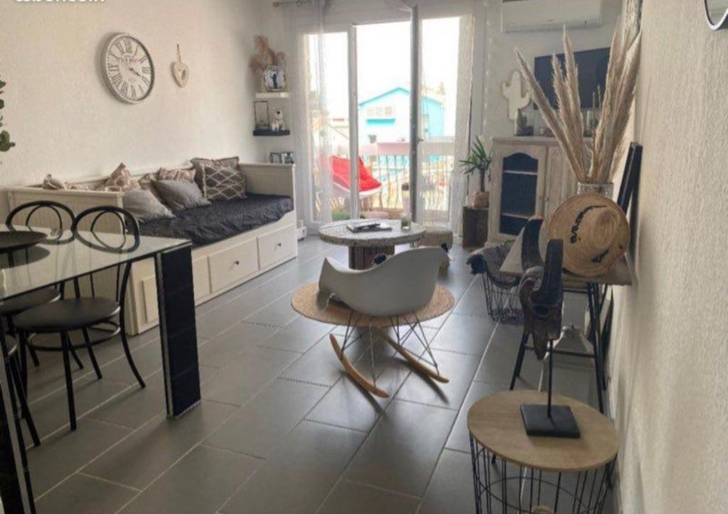 un salon avec un canapé, une table et des chaises dans l'établissement Appart 4 couchages proche de la mer, à Canet