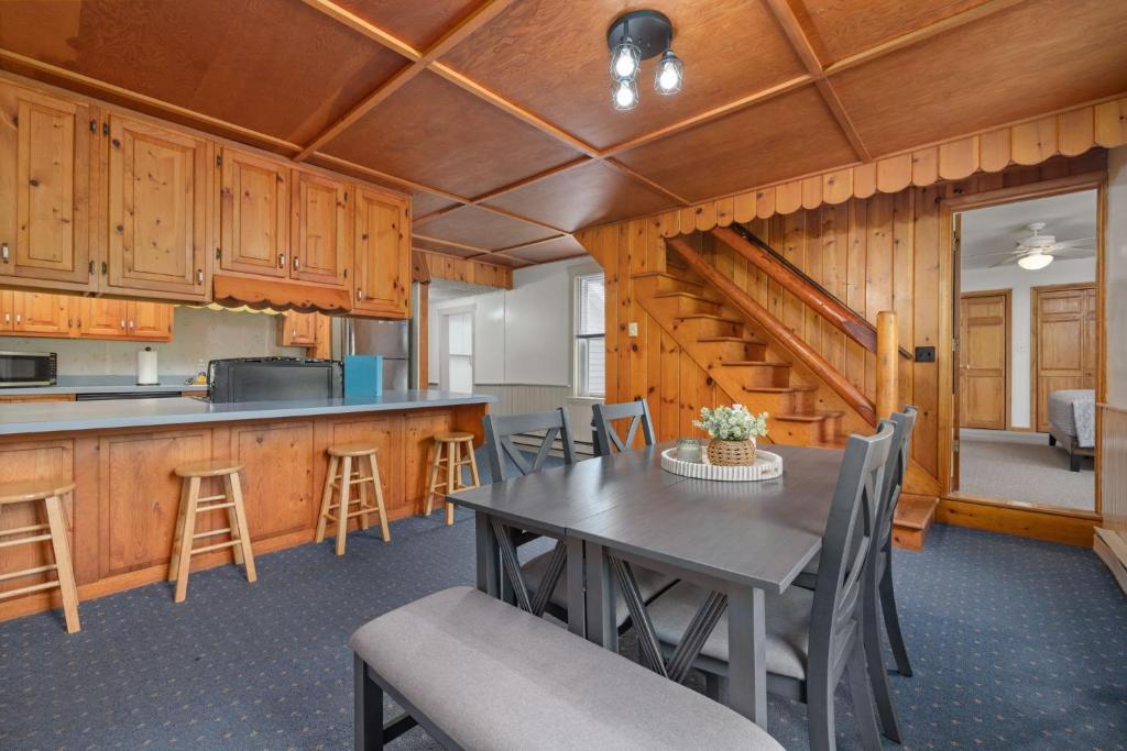 een keuken en eetkamer met een tafel en stoelen bij Entire House within Campground in Mifflinburg