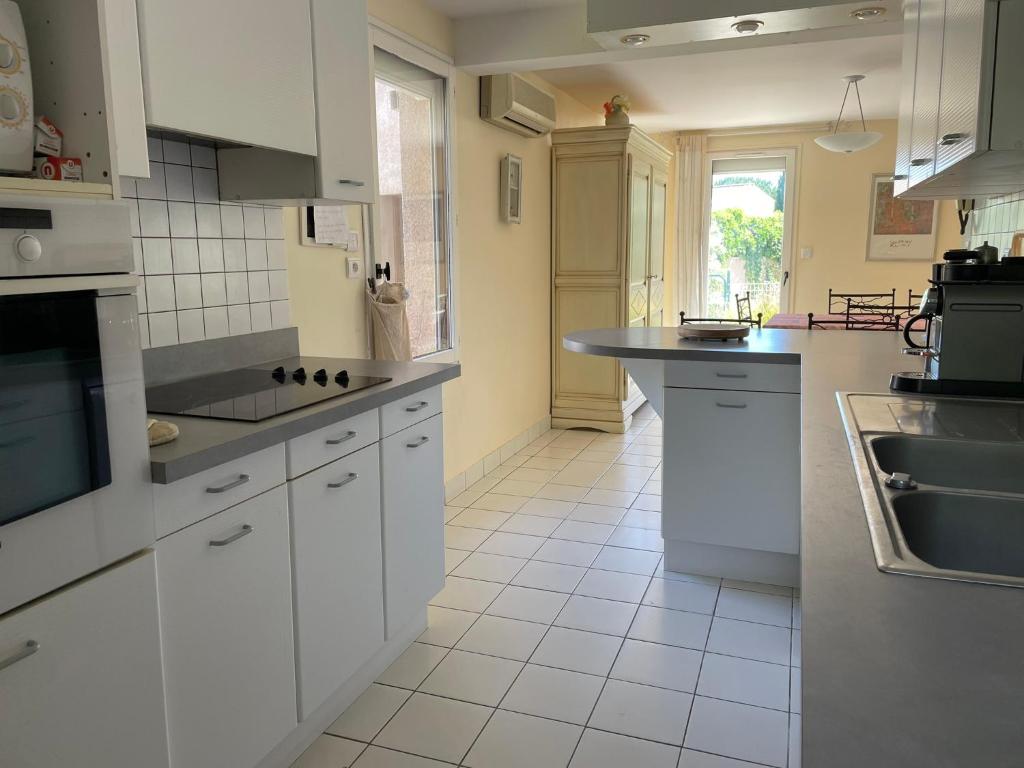 Kuchyňa alebo kuchynka v ubytovaní 5019 Villa Septentrion 13
