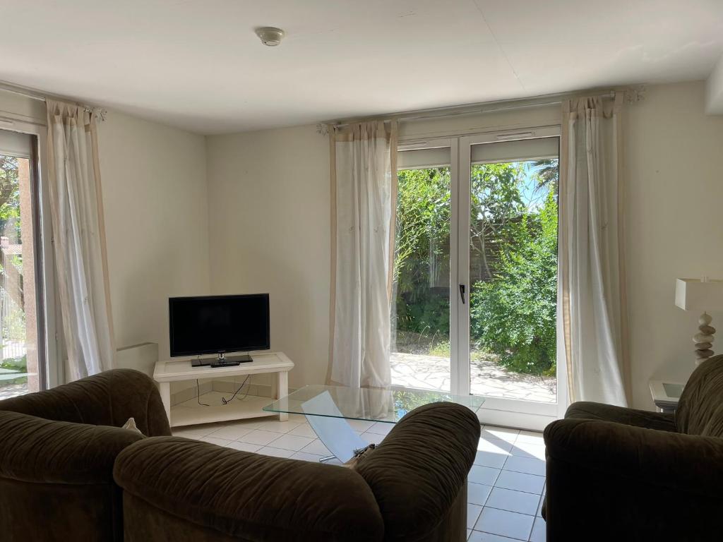 Televízia a/alebo spoločenská miestnosť v ubytovaní 5019 Villa Septentrion 13