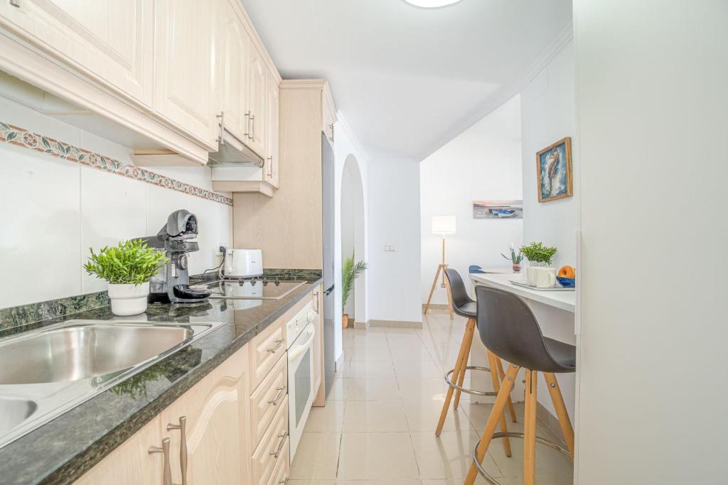 A kitchen or kitchenette at BADIA DE ROSES 2 new apartment