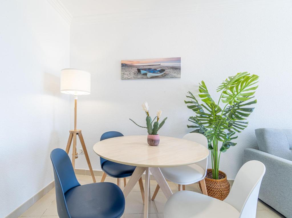 A seating area at BADIA DE ROSES 2 new apartment