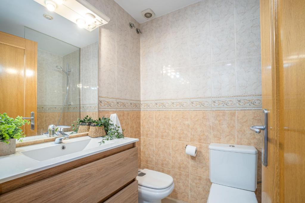 A bathroom at BADIA DE ROSES 2 new apartment
