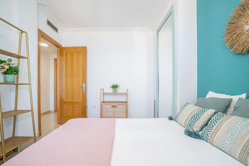 A bed or beds in a room at BADIA DE ROSES 2 new apartment
