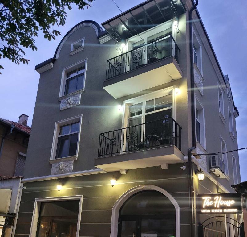 een hoog gebouw met een balkon aan de zijkant bij The House - Central Boutique Apartments in Kyustendil