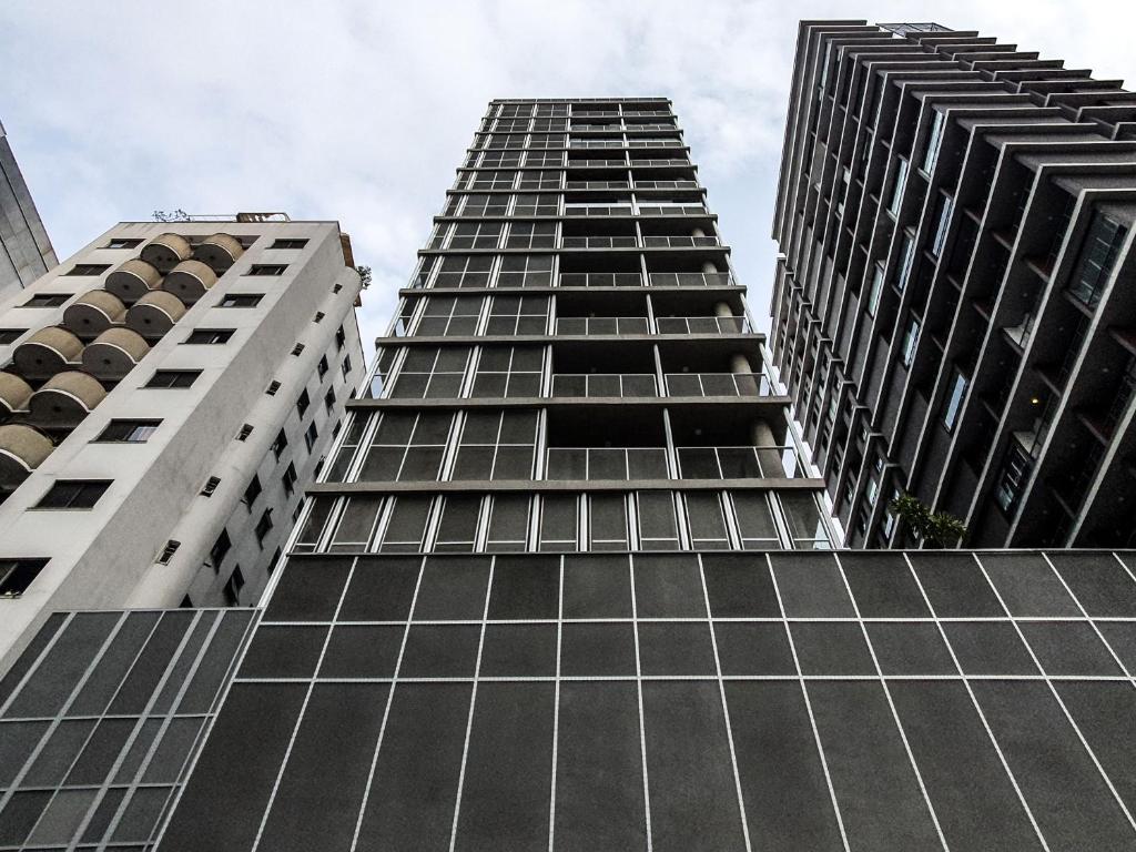 twee hoge gebouwen die in de lucht kijken bij Condominio VN Frei Caneca by OBA in Sao Paulo