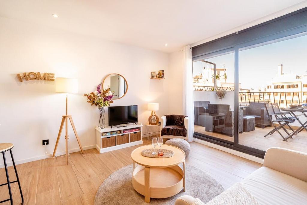een woonkamer met een bank en een tafel bij Penthouse by Unik Vacation in Tarragona