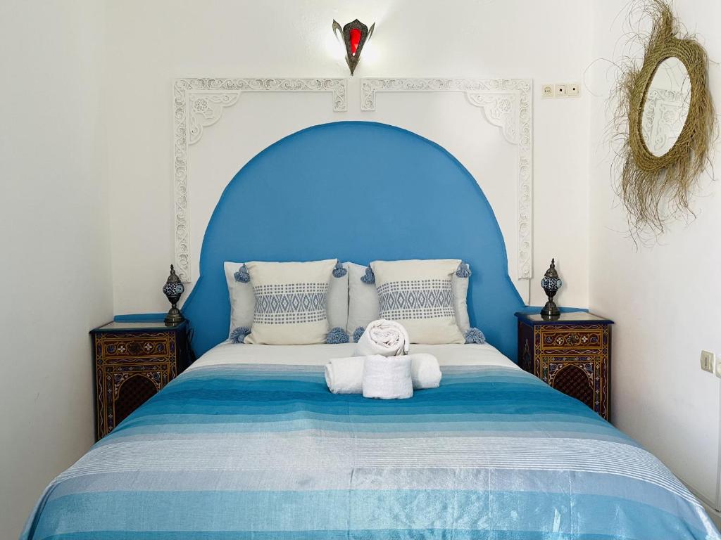 Postel nebo postele na pokoji v ubytování Dar Chefchaouen - Rass lma Room
