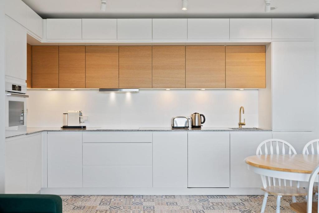 Luxurious City Retreat Balcony & Pool Access - Resim 11