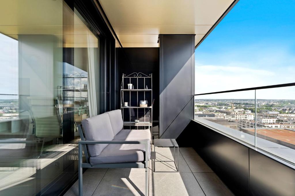 Luxurious City Retreat Balcony & Pool Access - Resim 7