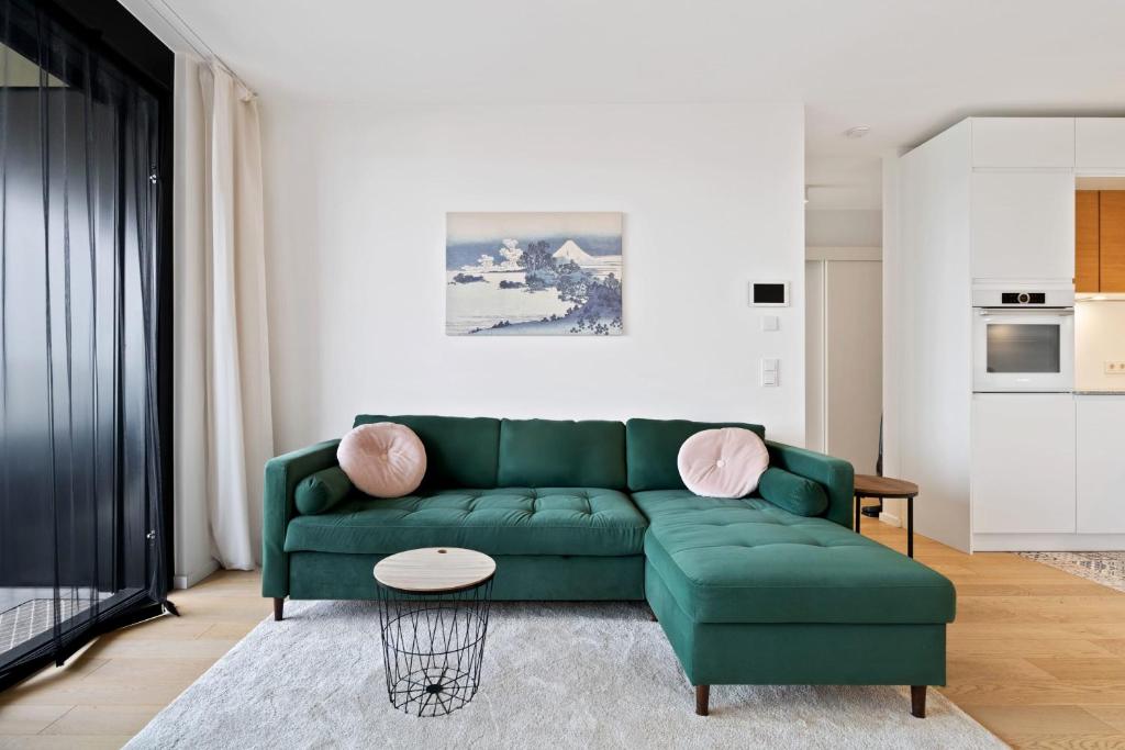 Luxurious City Retreat Balcony & Pool Access - Resim 13