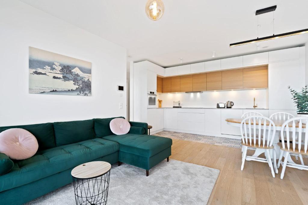 Luxurious City Retreat Balcony & Pool Access - Resim 12