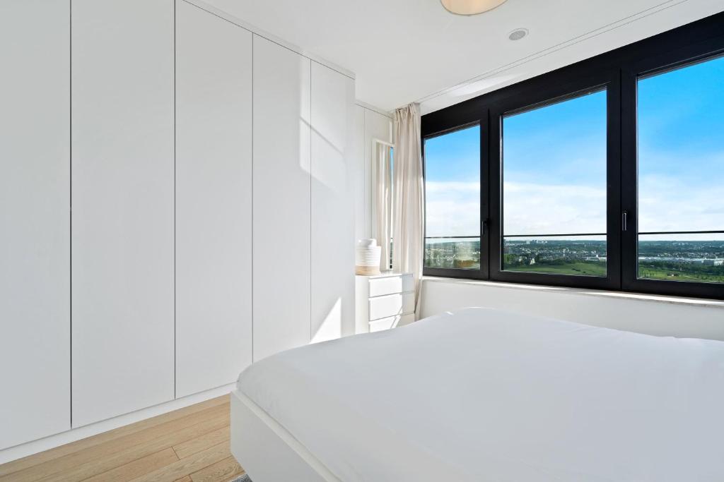 Luxurious City Retreat Balcony & Pool Access - Resim 23