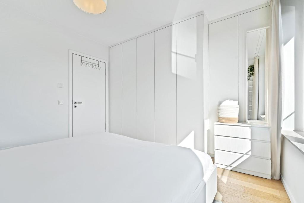 Luxurious City Retreat Balcony & Pool Access - Resim 21