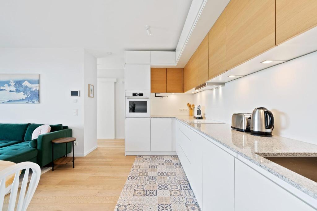 Luxurious City Retreat Balcony & Pool Access - Resim 20